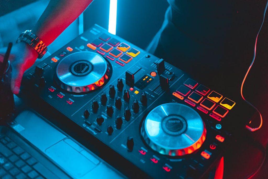 Daniel Eliashevsky באתר PEXELS DJ